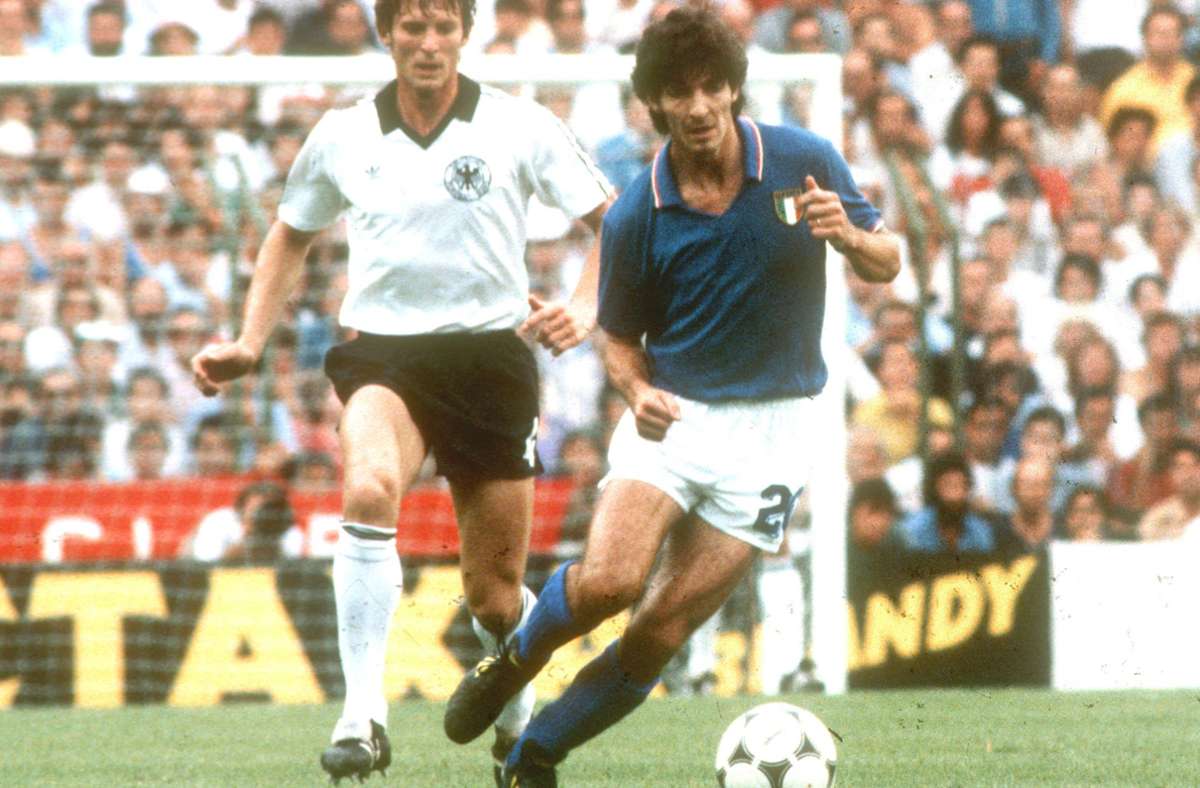 Verteidiger Karlheinz Förster im WM-Endspiel 1982 gegen Italiens Paulo Rossi – auch damals hatte die DFB-Elf das Auftaktspiel verloren. Foto: imago/Horstmüller/Ho