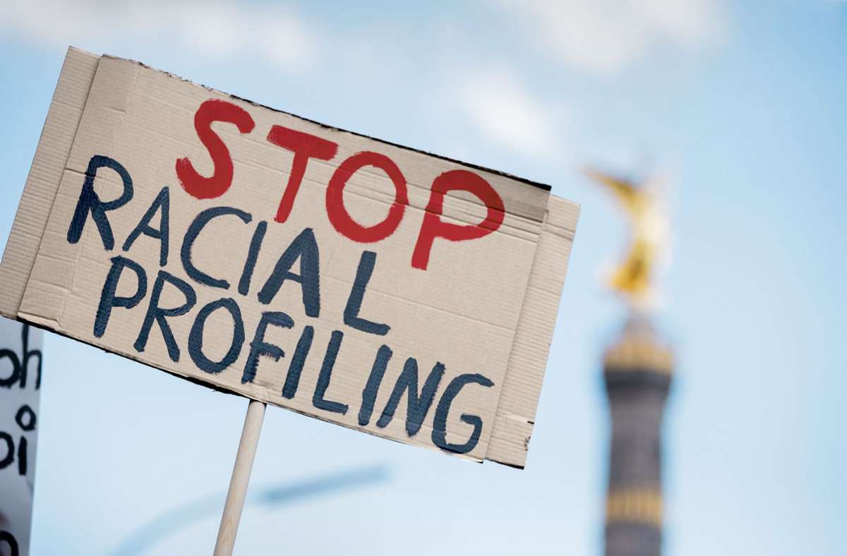 „Stop Racial Profiling“ steht auf einer Tafel zu lesen, die bei einer Demonstration im Juni 2020 in Berlin  hochgehalten wurde. Darunter versteht man, dass Menschen nur aufgrund ihres Aussehens, etwa ihrer Hautfarbe, kontrolliert werden. Foto: dpa/Christoph Soeder