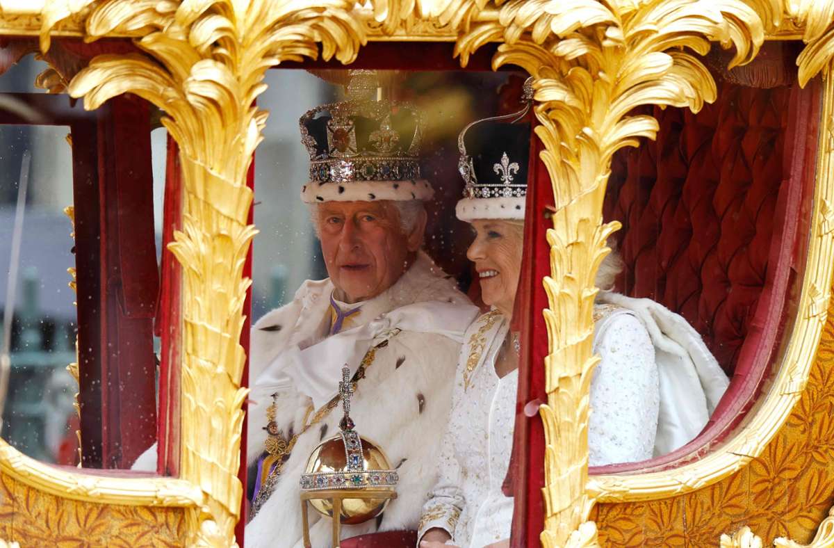In der goldenen Staatskutsche fuhren König Charles III. und Königin Camilla zurück in den Buckingham Palace.