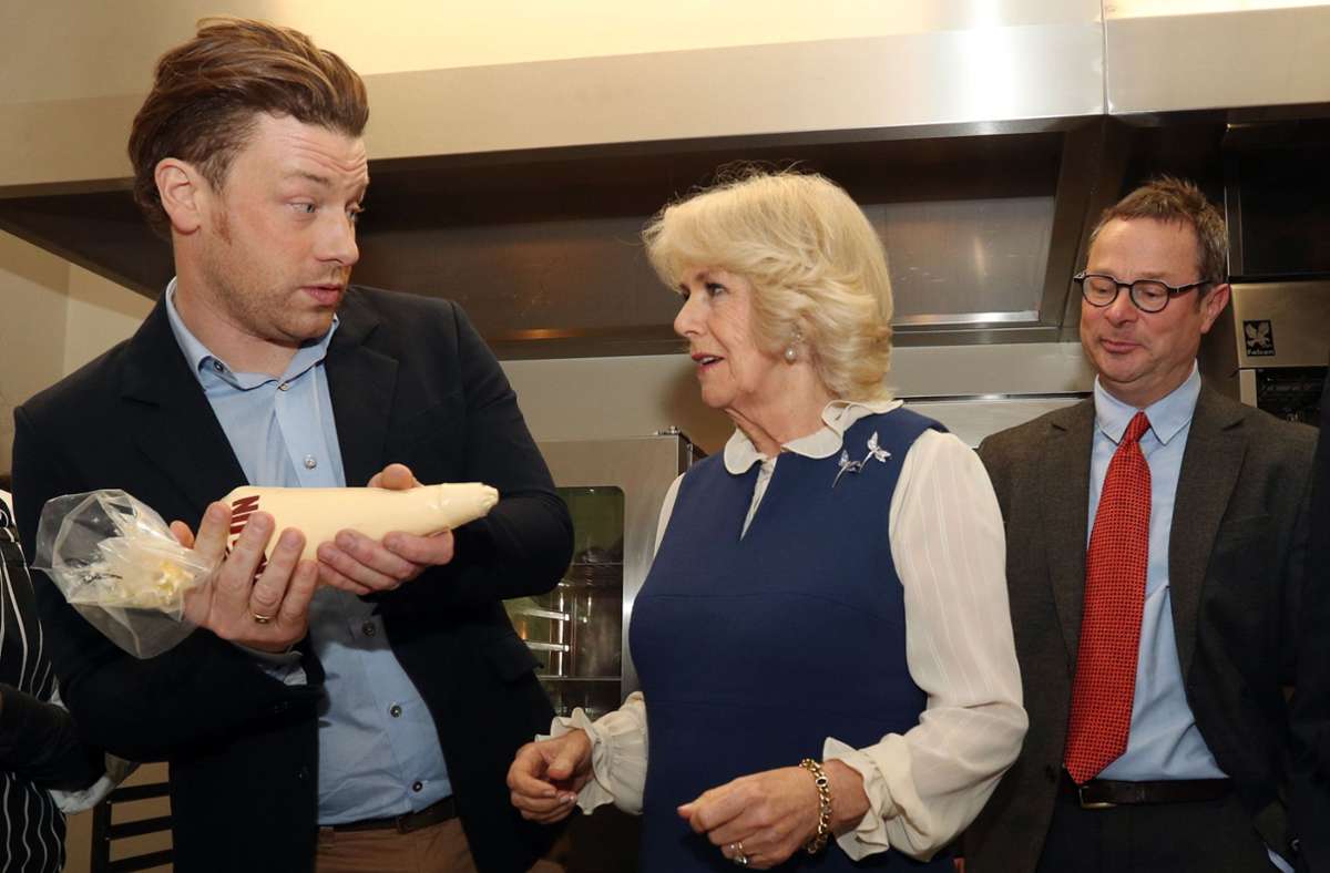 Spritztülle? Herzogin Camilla bekommt von Starkoch Jamie Oliver gezeigt, wie die funktioniert.
