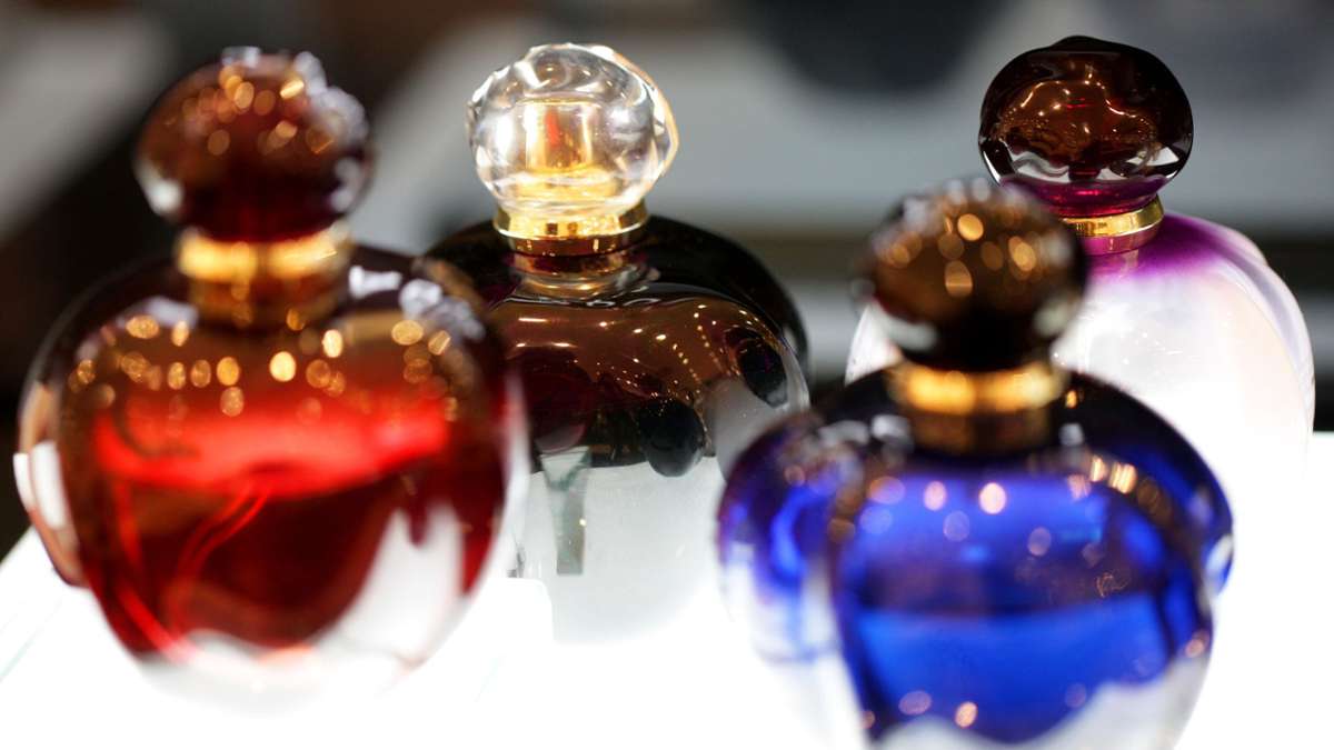 Stuttgart-Bad Cannstatt: Parfums im Wert von 750 Euro gestohlen – Duo flüchtet