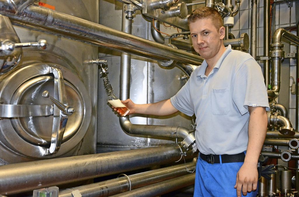 Marco Wiesmüller ist als Brauer häufig im sogenannten Drucktankkeller unterwegs. Das Bier fließt hier bei Temperaturen von etwa zwei Grad durch die Leitungen.