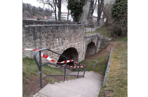 Die Stadt hat das zerstörte Geländer an der Burgruine erneuert. Foto: privat