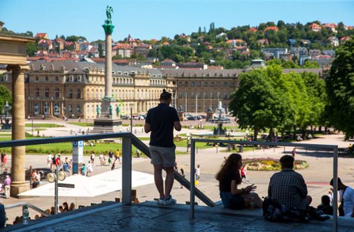 Friedlich und entspannt, hier ein Bild aus dem Sommer 2020, wünschen sich Stuttgarter und Besucher den Schlossplatz. Foto: Lichtgut/Leif Piechowski