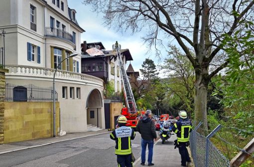 Vorsicht, ein fliegendes Dach: Einsatz der Feuerwehr in der Hohenzollernstraße. Foto: 7aktuell/Andreas Werner