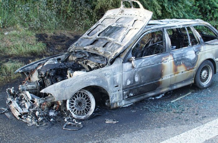 A8 bei Pforzheim: BMW brennt auf Autobahn vollständig aus