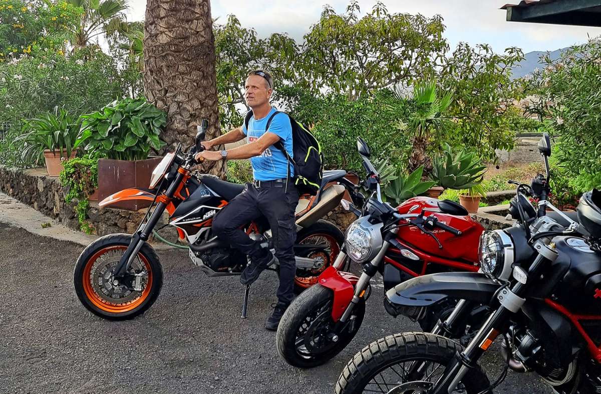 Michael Nguyen mit den Motorrädern, die er in Sicherheit bringen konnte Foto: Nguyen// privat