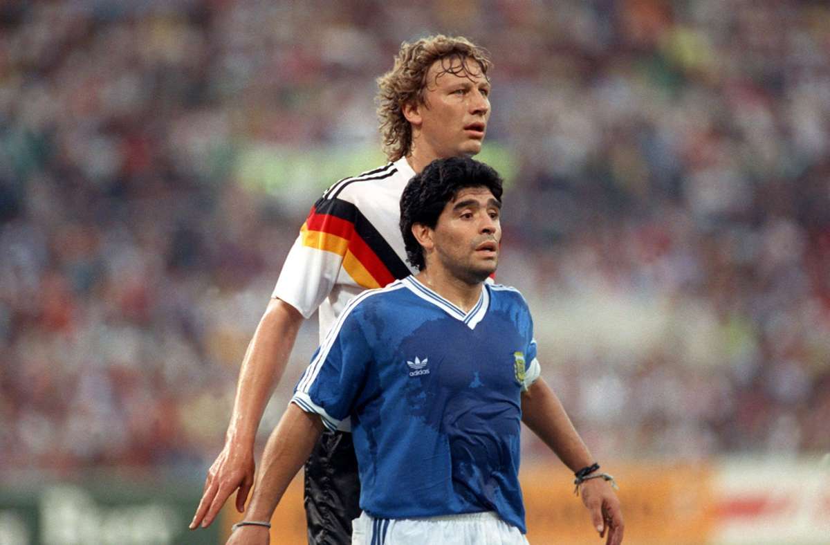 Szene eines epischen Duells: Bei der WM 1990 schaltete Guido Buchwald Diego Maradona im Finale von Rom aus.