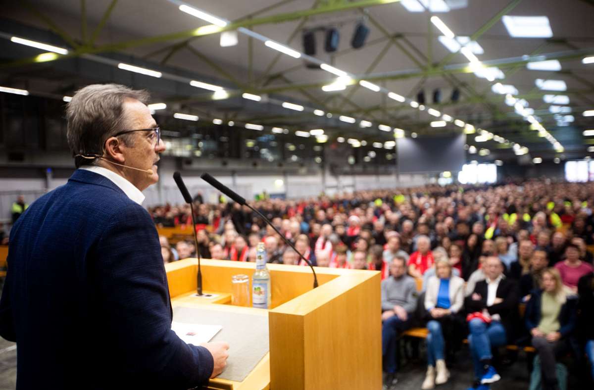 Im Mercedes-Werk Sindelfingen: Betriebsversammlung lockt 17.000 Beschäftigte an