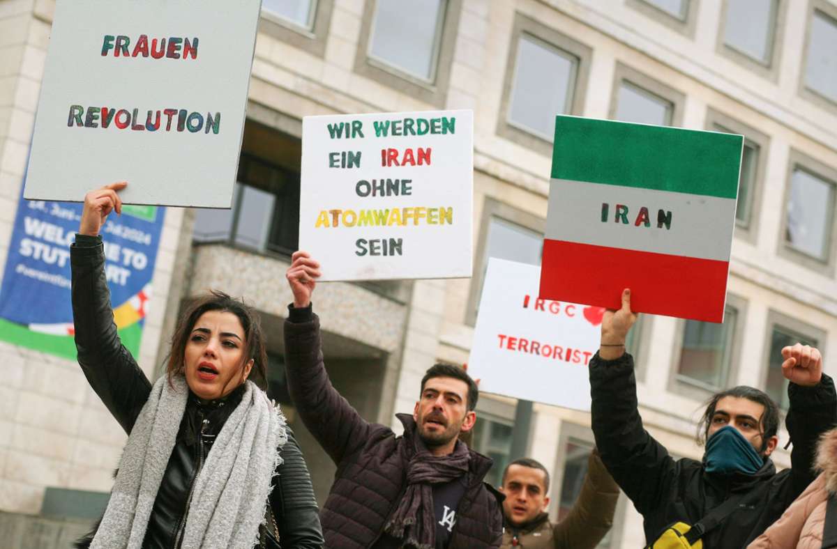 Iran-Demo in Stuttgart: Frauen als Opfer von Giftgasanschlägen
