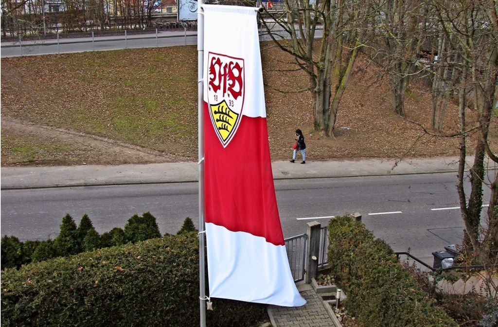 Bad CannstattHans-Jürgen Böhm hat im Garten die Vereinsfahne gehisst: Riesenfahne im Garten