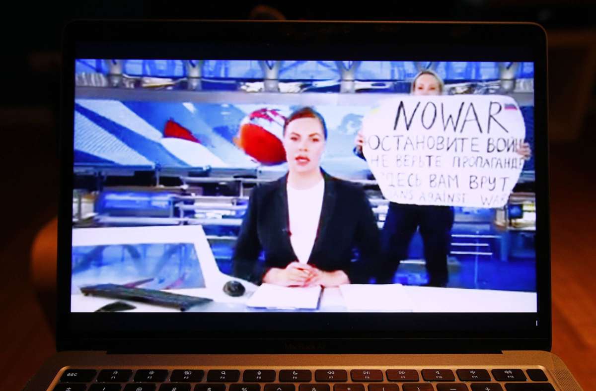 Protest gegen Ukraine-Krieg im Fernsehen: Übersetzung zum Video von  Marina Owsjannikowa