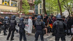 1. Mai-Demo in Stuttgart: Einsatzkräfte angegriffen - Polizei stoppt Demo in Stuttgart