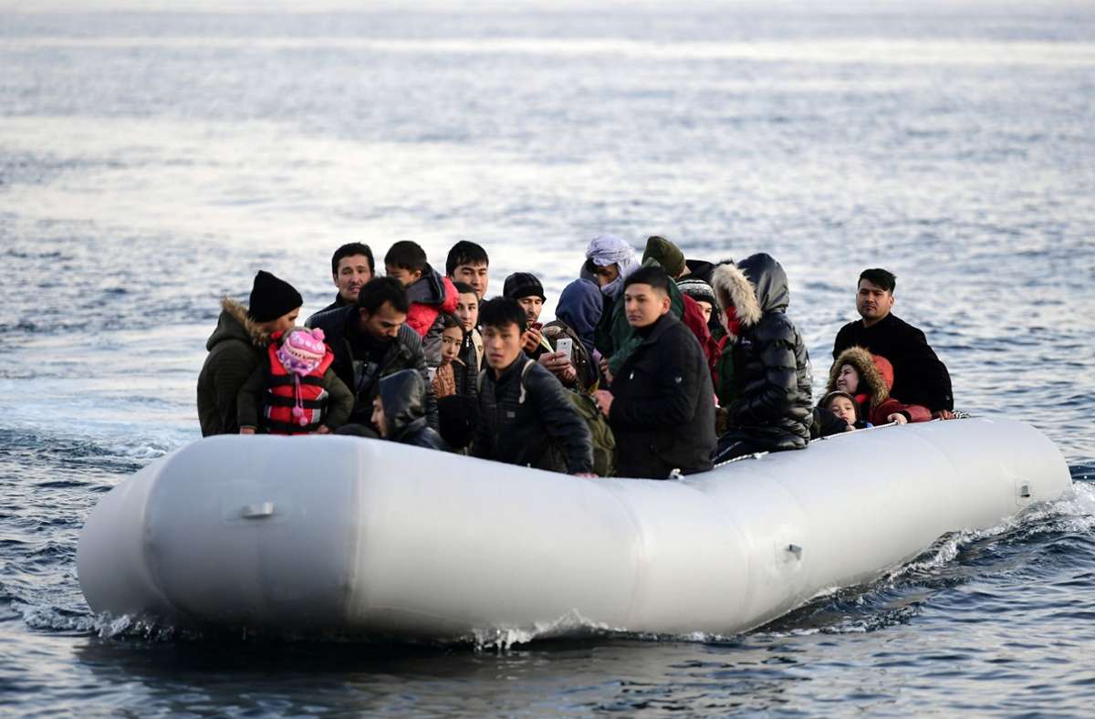 Migranten fahren im März 2020 in einem Beiboot, kurz bevor sie das Dorf Skala Sikaminias auf der griechischen Insel Lesbos erreichen. Foto: dpa/Michael Varaklas