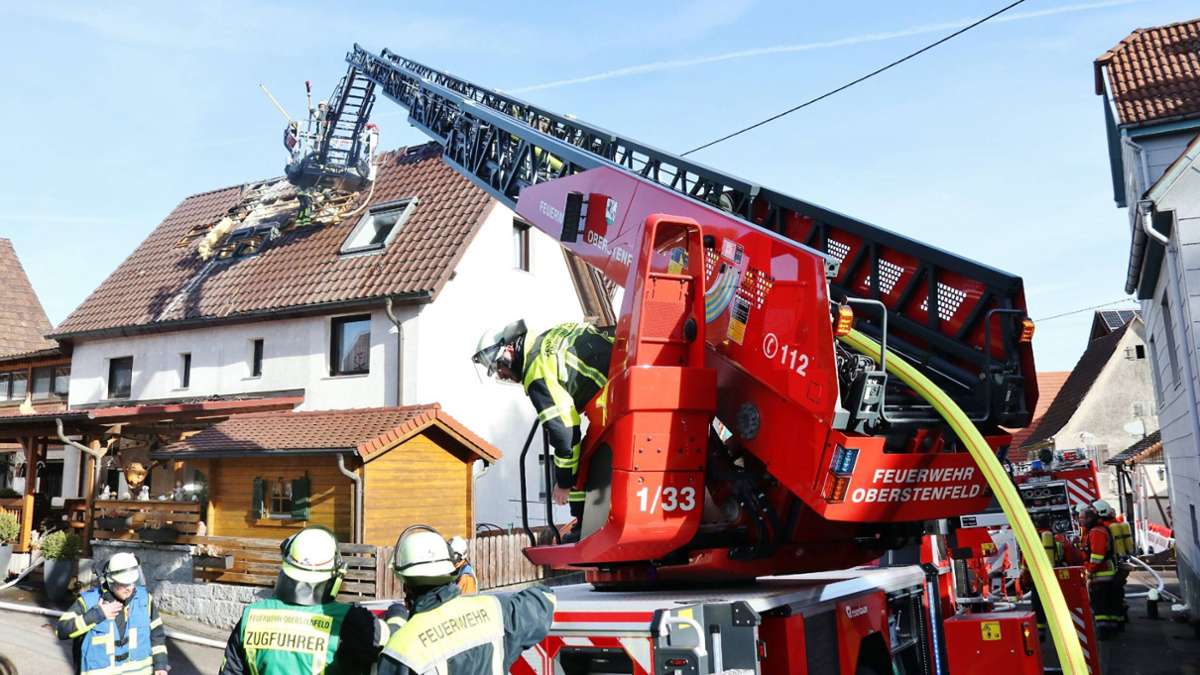 Brand in Allmersbach am Weinberg: Dach eines Wohnhauses fängt Feuer