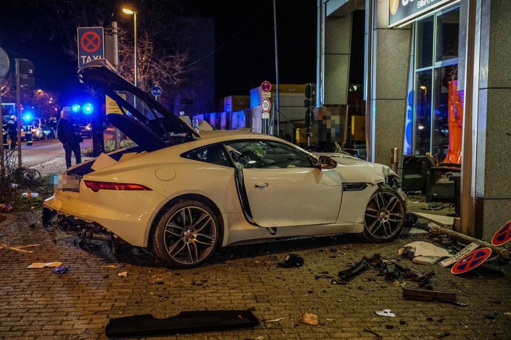 Bei dem schweren Unfall in Stuttgart kamen zwei Menschen ums Leben: Mordanklage nach tödlichem Sportwagenunfall