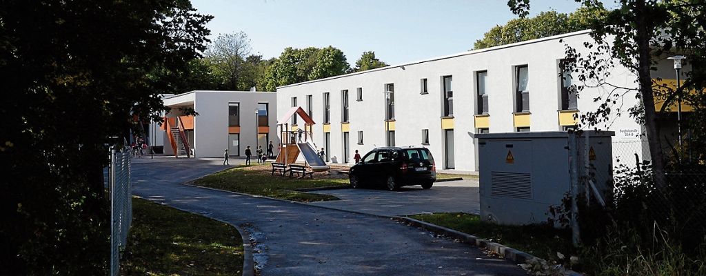 Die Bewohner der Unterkunft in der Burgholzstraße sind in vier Gebäuden untergebracht, unter anderem gibt es einen Spielplatz auf dem Gelände. Fotos: Gökalp