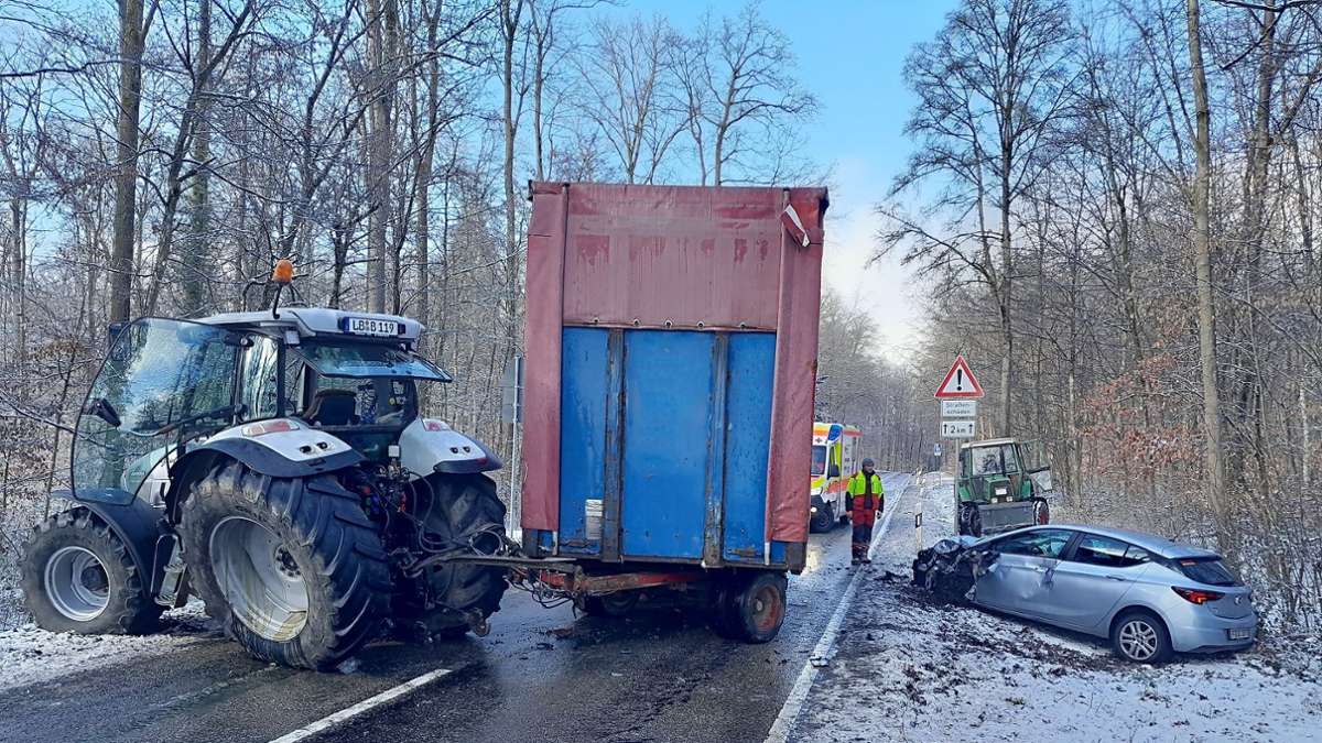 Unfall bei Hemmingen: Beim Traktor  blockieren die Räder: Opel kracht auf Anhänger