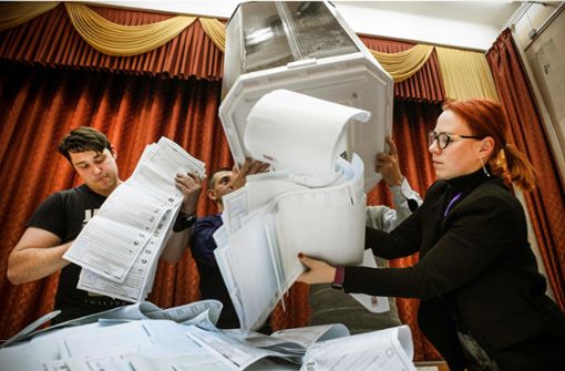 Nicht jeder Zettel in den  Wahlurnen gehörte dort auch hinein. Foto: AFP/Alexander Nemenov