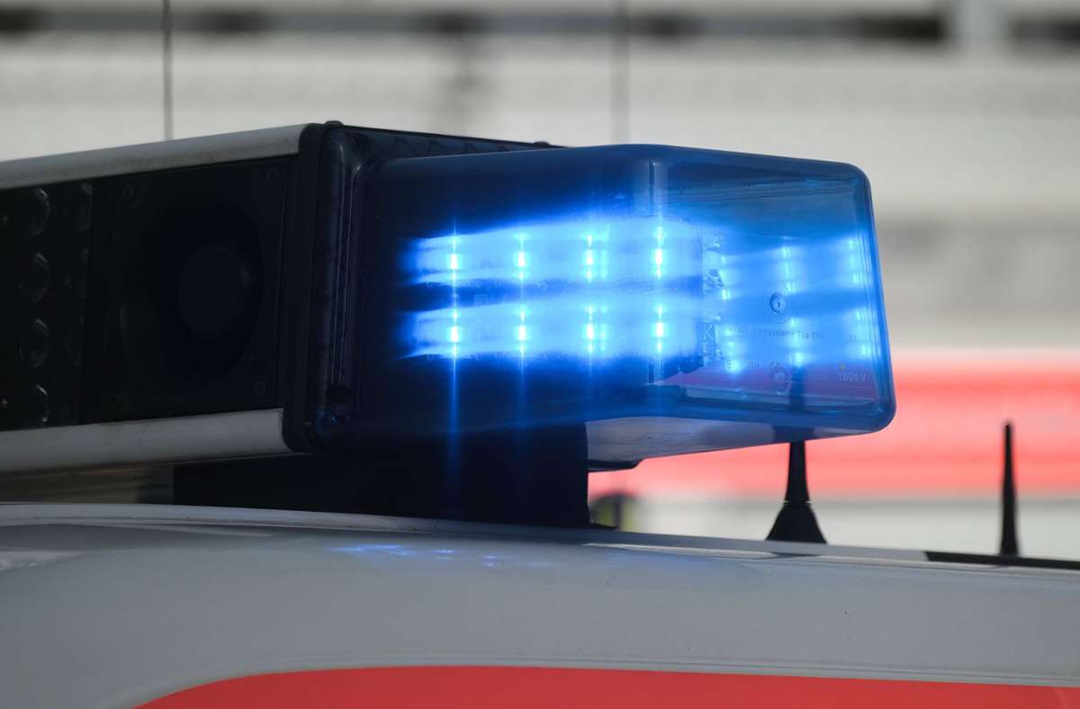 Landkreis Ludwigsburg: Feuerwehr entdeckt Leiche in brennendem Auto