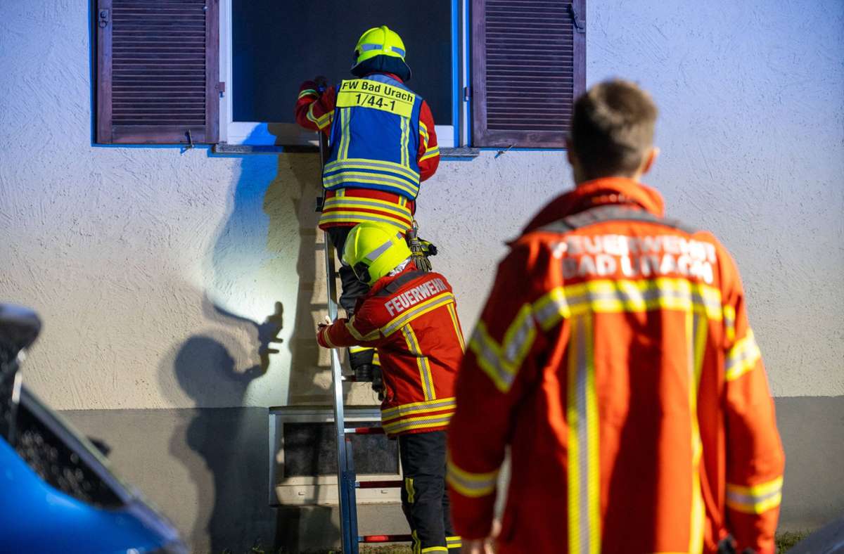 Bad Urach: Mann löscht Brand selbst – Verletzungen und Rauchgasvergiftung