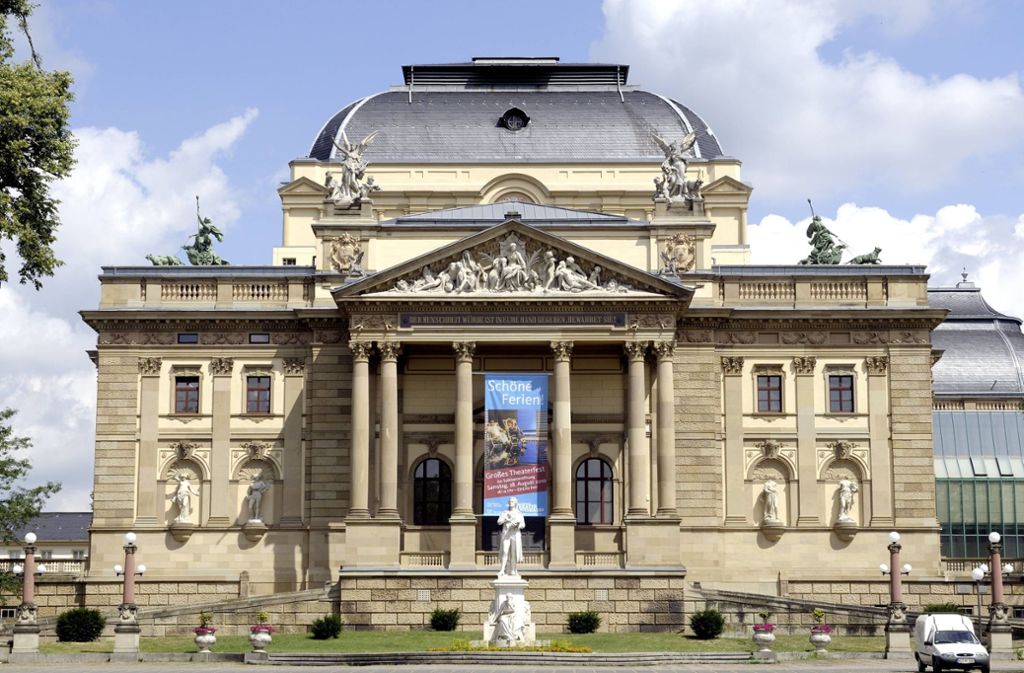 In Wiesbaden dagegen schon, schließlich eröffnet Kaiser Wilhelm II. das Hoftheater 1894. Trotzdem sind sich die beiden Bauten im Fassadenaufriss ziemlich ähnlich.