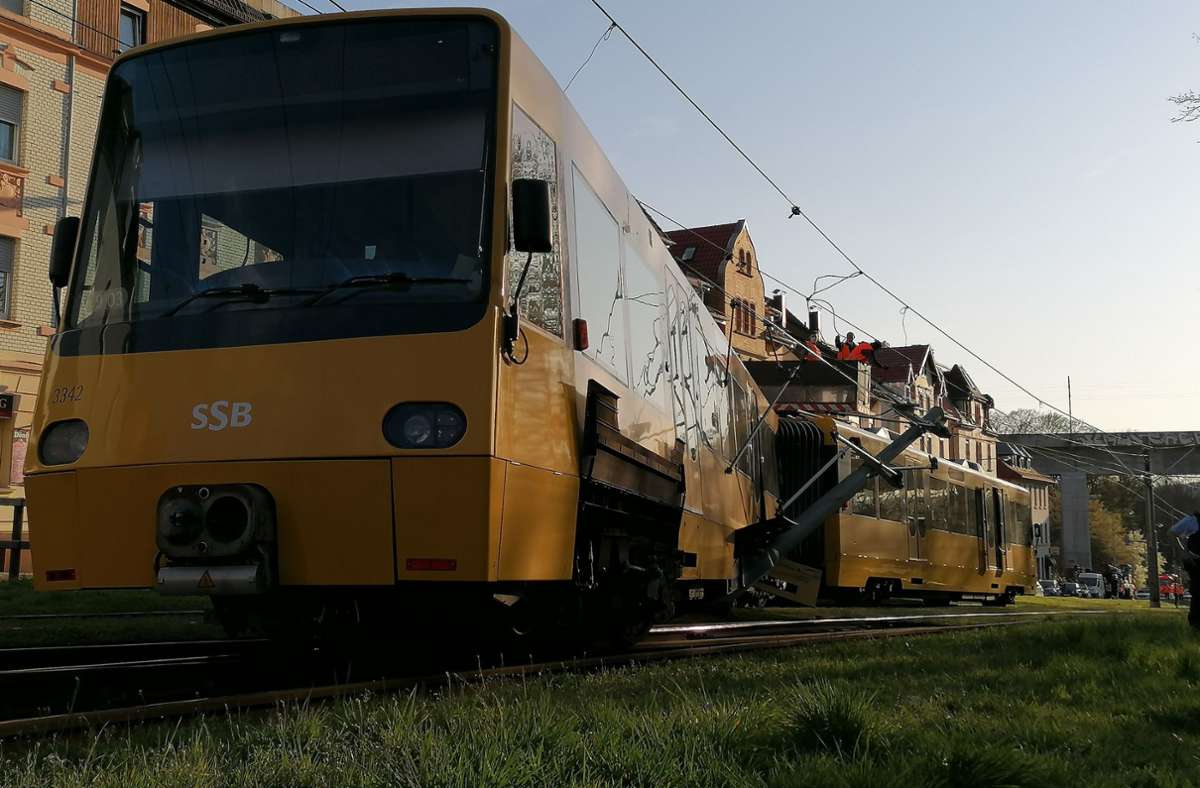 Unfall in Bad Cannstatt: Stadtbahn entgleist beim Rückwärtsfahren und reißt Strommast um