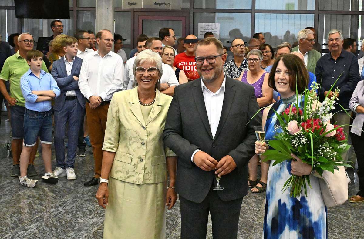Noch-Amtsinhaberin Ursula Keck (links) gehörte zu den ersten Gratulanten von Nico Lauxmann, der mit seiner Frau Andrea auf den Sieg angestoßen hat.