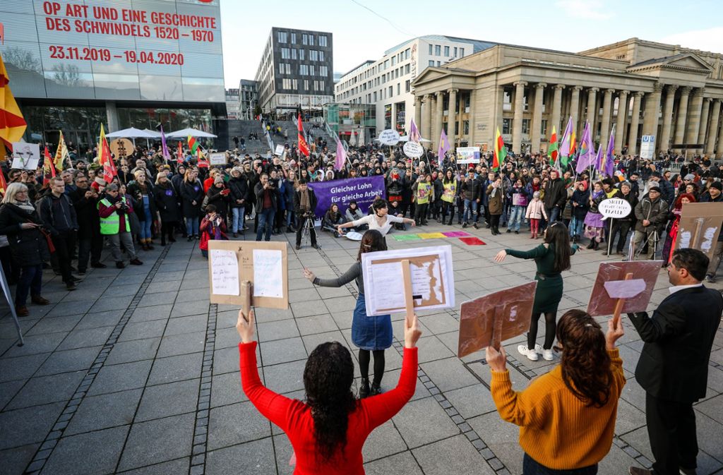 Stuttgart: 300 Menschen demonstrieren für die Gleichberechtigung der Frau