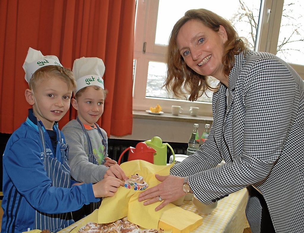 Valentin und Haris vom Küchenteam der Luginslandschule überreichten Bildungsbürgermeisterin Isabel Fezer einen Muffin.