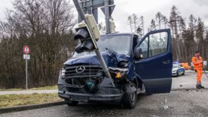 Transporter kracht in Ampel – Fahrer schwer verletzt