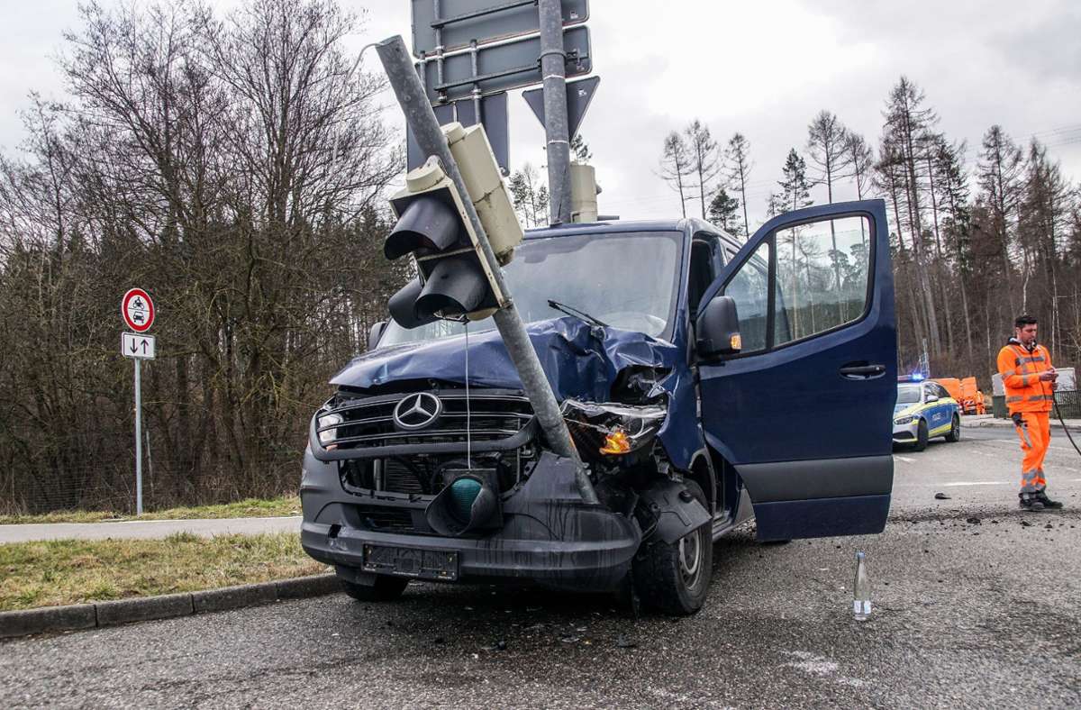 Unfall in Sindelfingen: Transporter kracht in Ampel – Fahrer schwer verletzt