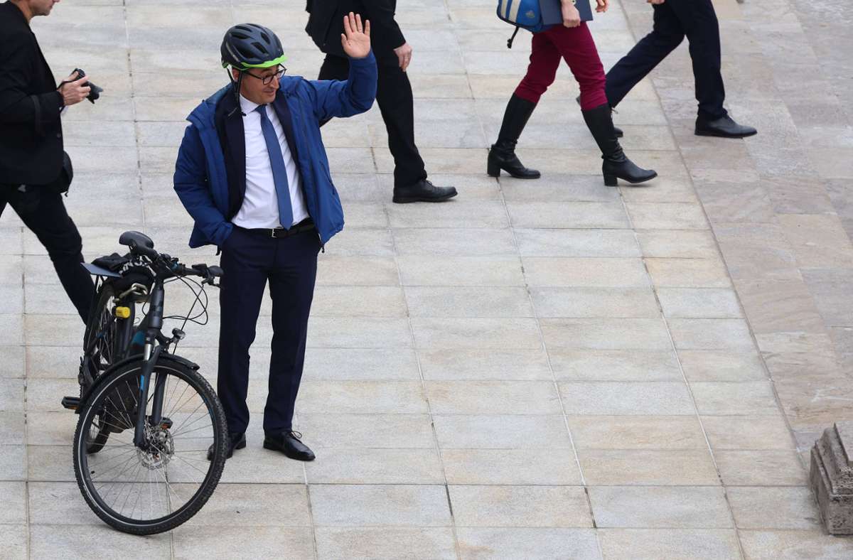 Cem Özdemir: Grünen-Politiker fährt mit E-Bike beim Bundespräsidenten vor