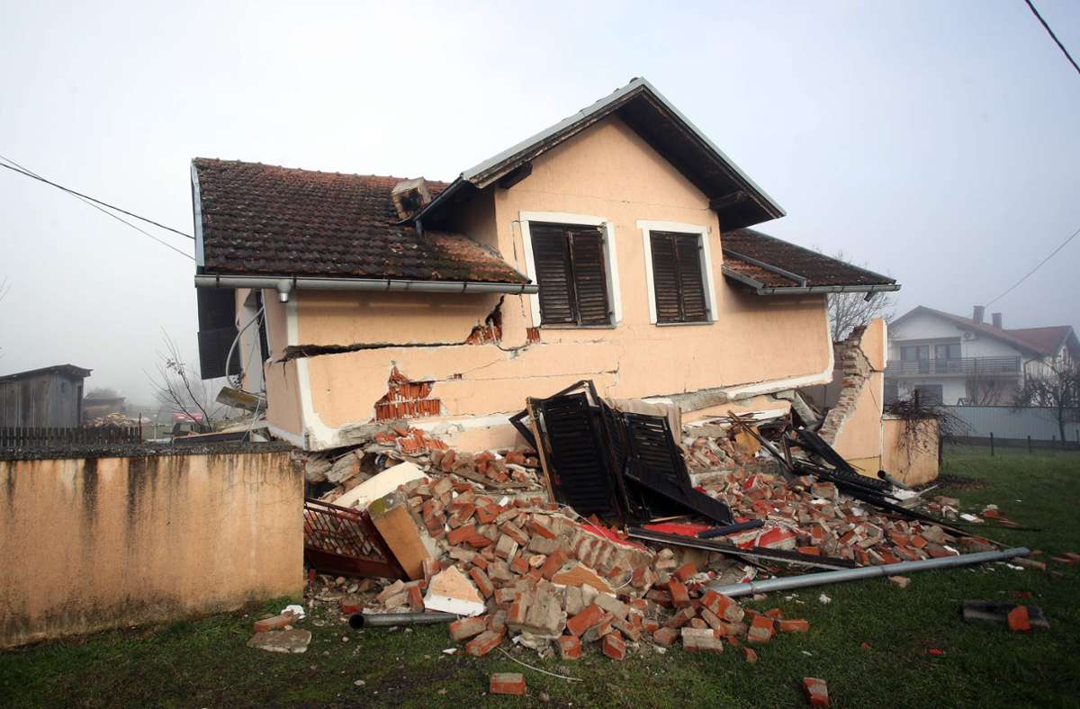 In Petrinja sind mehrere Häuser völlig zerstört.