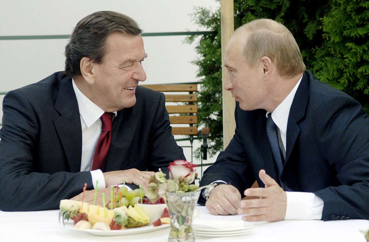 Schröder war vergangene Woche Mittwoch von Istanbul aus nach Moskau gereist, wo er nach dpa-Informationen am Donnerstag mit dem russischen Präsidenten Wladimir Putin sprach (Archivbild).