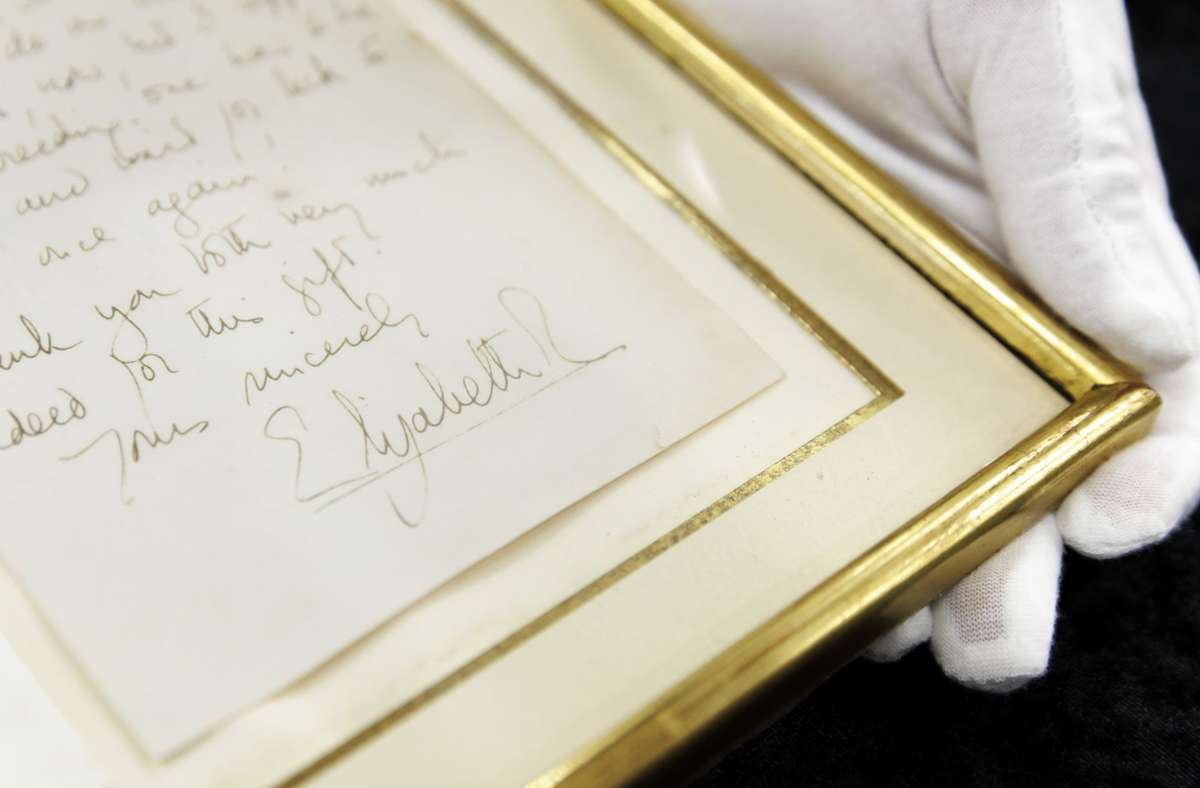 Das Stuttgarter Auktionshaus Eppli versteigerte einen handgeschriebenen Brief der kürzlich gestorbenen Königin Elisabeth II. aus dem Jahr 1966.