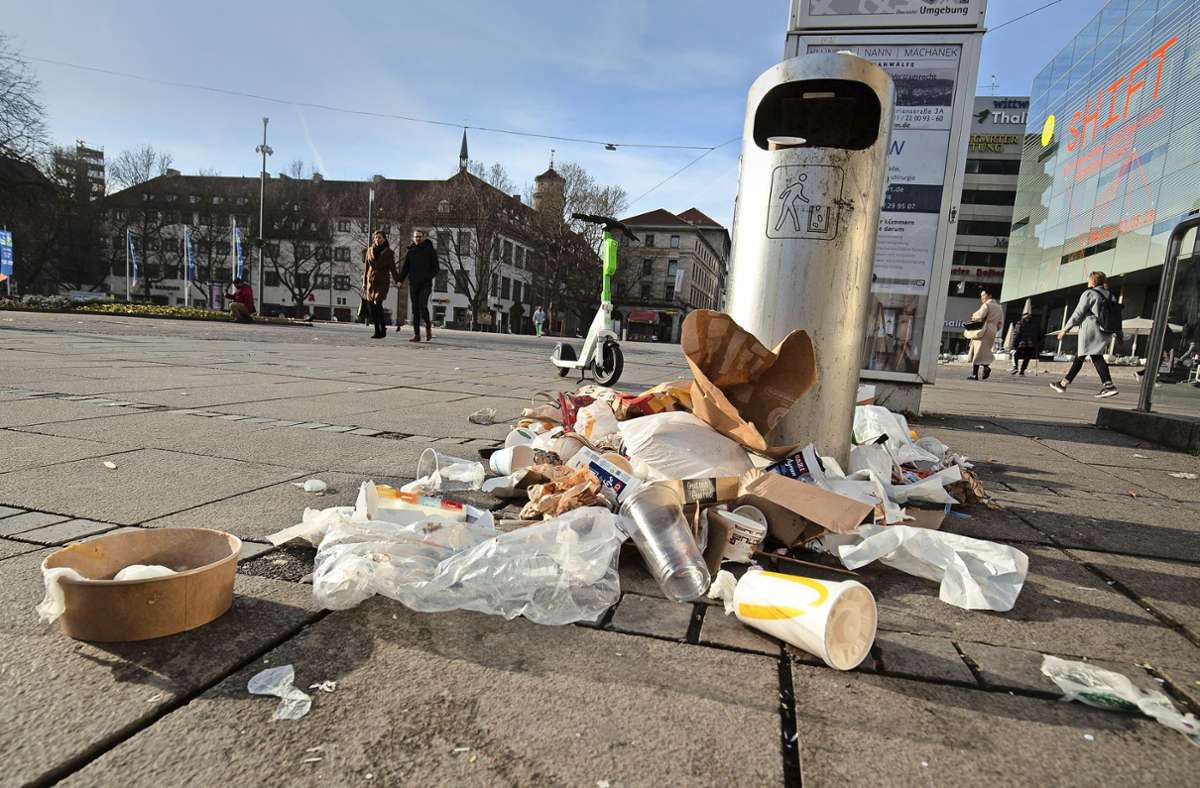 Der Rest vom Fest: Müll vor dem Königsbau und dem Rathaus, Kippenberge in der Stadtbahnhaltestelle