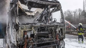 Lastwagen brennt aus – Verkehrsbehinderungen