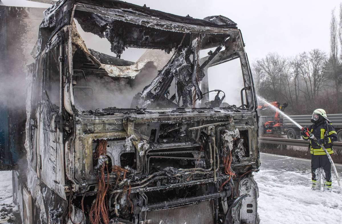 Auf der B 14 Richtung Stuttgart ist ein Lastwagen ausgebrannt.