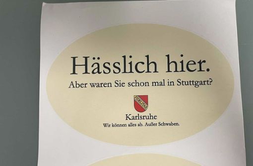 Die badisch-schwäbische Rivalität mal anders – in Stickern, die man mit etwas Glück wie bei einer Schnitzeljagd finden kann. Foto: Karlsruher Memes