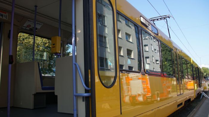 Nach Gefahrenbremsung – Seniorin in Stadtbahn schwer verletzt