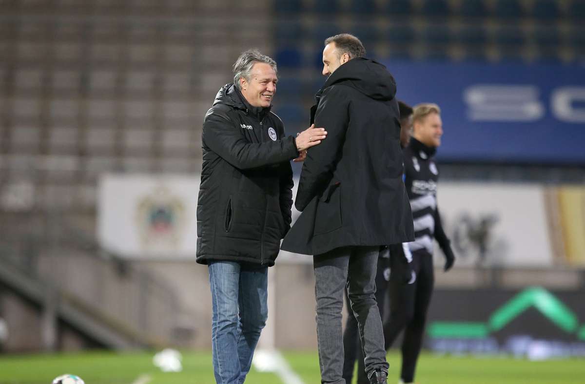 Die Trainer begrüßen sich vor dem Spiel: Bielefeld-Coach Uwe Neuhaus und VfB-Trainer Pellegrino Matarazzo.