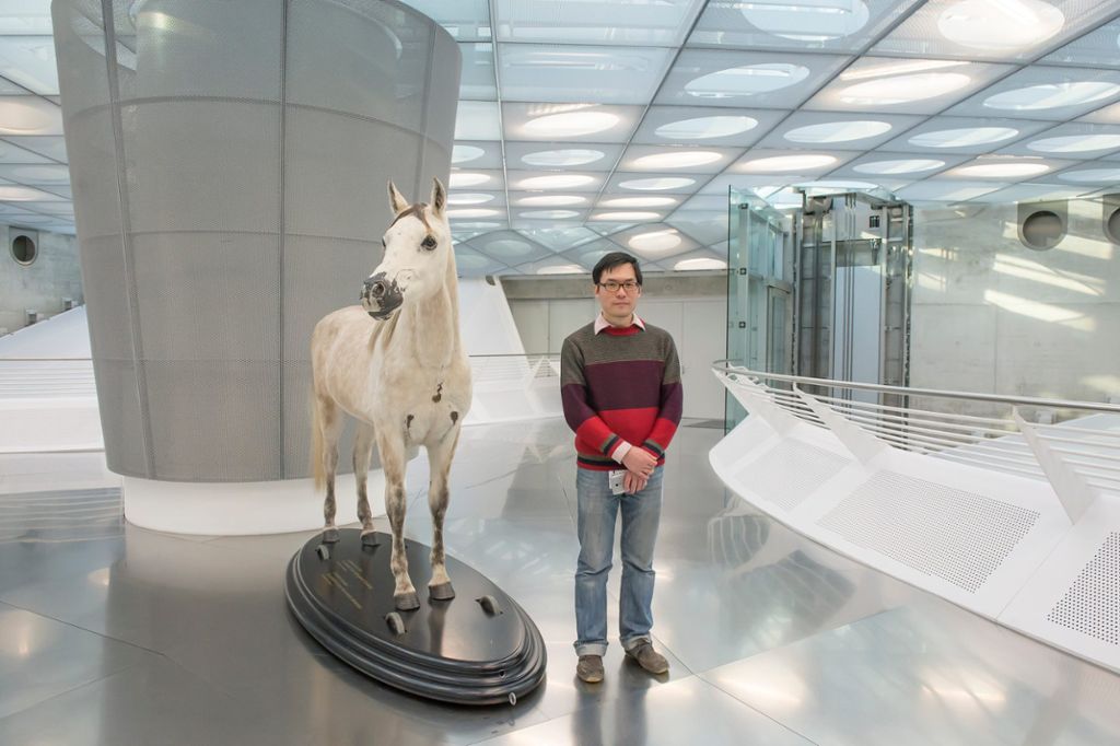 Die Acht gilt bei den Chinesen als Glückszahl. He Dingding ist der achtmillionste Besucher im Mercedes-Benz Museum und erhÃ¤lt unter anderem einen Gutschein über 88,88 Euro.