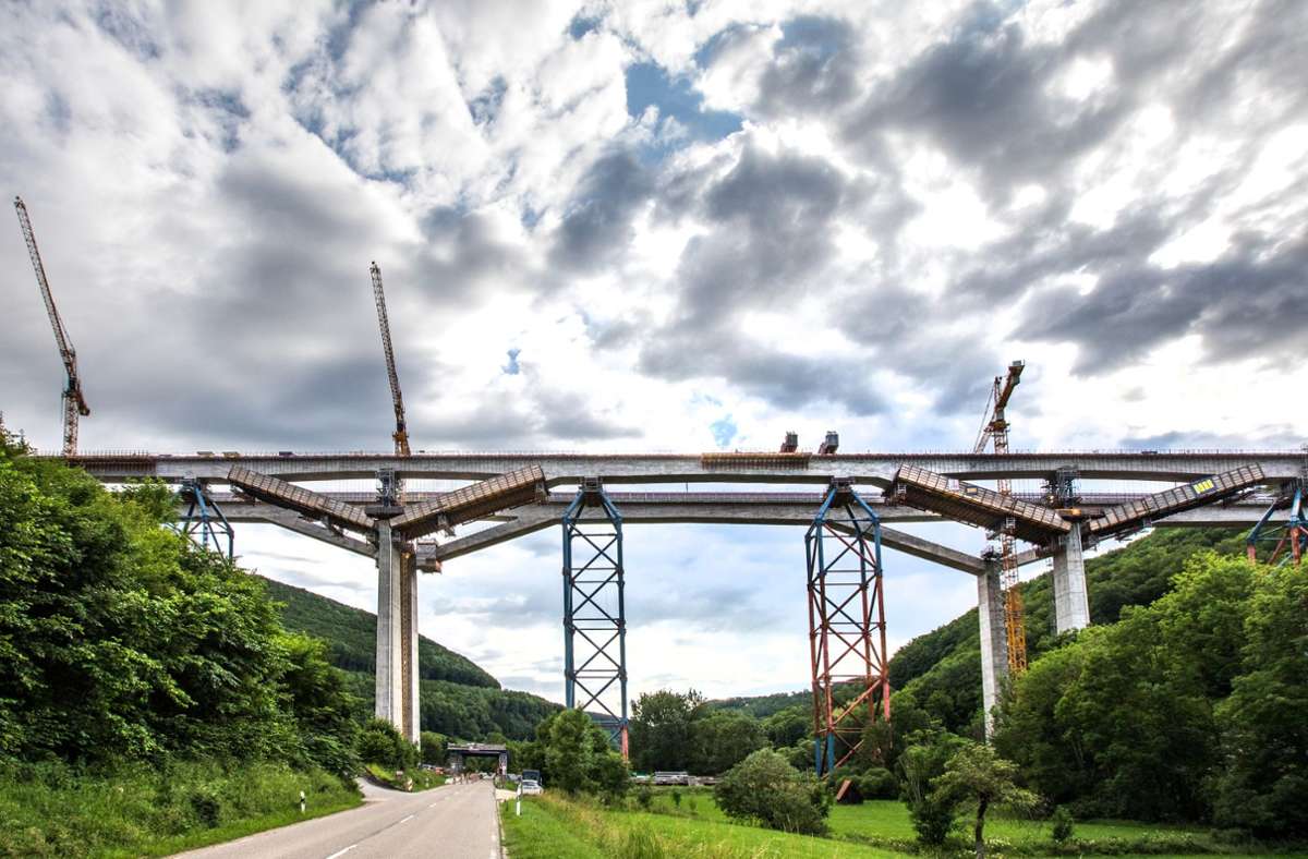 Insgesamt wurden für die Filstalbrücke rund 55 000 Kubikmeter Beton und  7700 Tonnen Stahl verbaut.