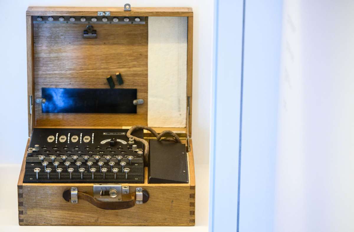 Die Enigma (griechisch für Rätsel) ist eine Rotor-Schlüsselmaschine, die im Zweiten Weltkrieg zur Verschlüsselung des Nachrichtenverkehrs der Deutschen Wehrmacht verwendet wurde.