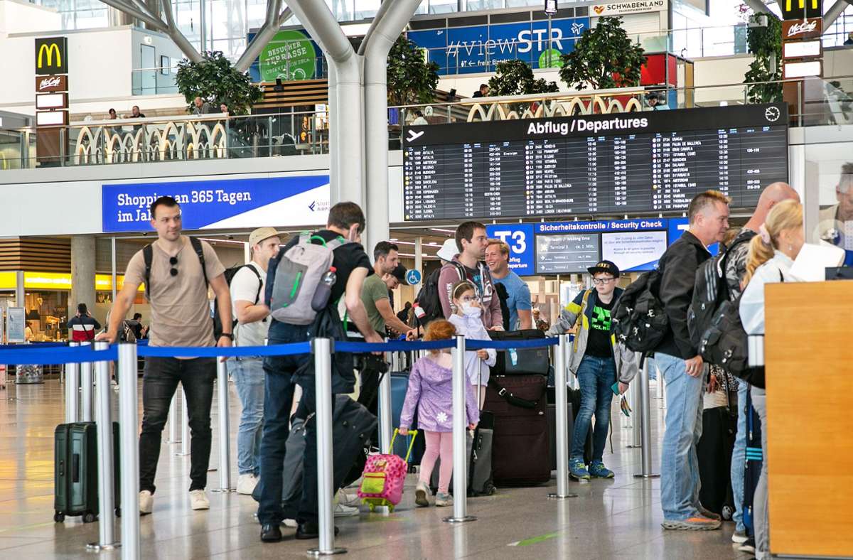 Flughafen Stuttgart: Start der Pfingstferien –  Passagiere freuen sich auf unbeschwertes Reisen