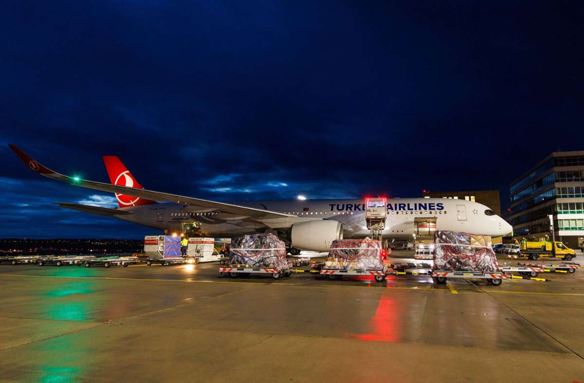 Auch dieser Airbus A350 von Turkish Airlines wurde 2021 zum Transport von Luftfracht eingesetzt. Foto: Flughafen Stuttgart GmbH/Peter Menner