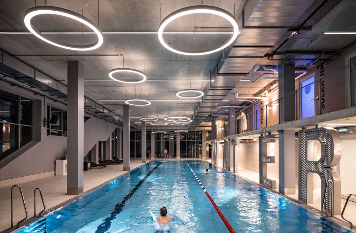 Das experimentelle Gebäude steht auf dem ehemaligen Pfanni-Gelände nahe des Münchner Ostbahnhofs, geplant hat es die Arge MVRDV & N-V-O Nuyken von Oefele Architekten. Zu dem Fitnessstudio, das der Hybrid beherbergt, gehört auch ein Schwimmbad.