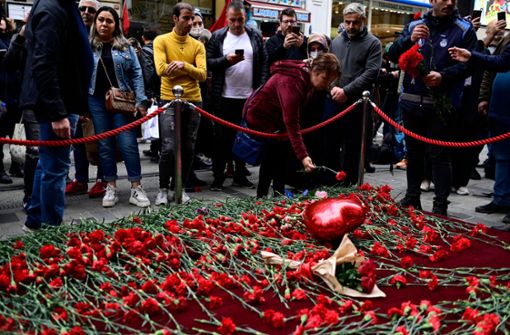 Trauer in Istanbul nach dem Bombenattentat auf dem beliebten Istiklal-Boulevard im Stadtzentrum. Foto: AFP/Yasin Akgul