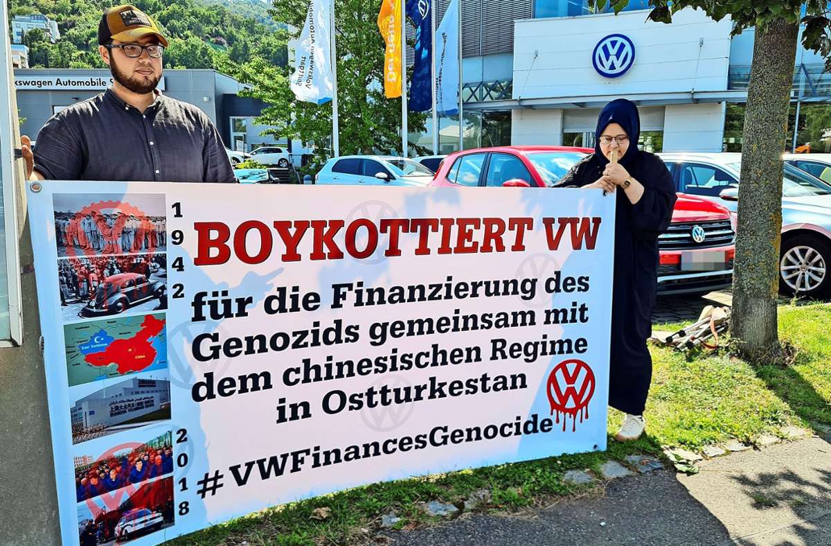 Nazukay Abdu und Bilal Abulimiti protestieren vor dem VW-Autohaus in Wangen. Foto: Sebastian Steegmüller